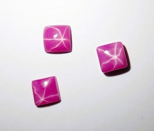 พลอยรูบี้สีแดงทรงสี่เหลี่ยม 5x5 มม. 1.1 กะรัต ผลิตในห้องปฏิบัติการ แบบทึบแสง มุมคม ทรงคาโบชอง พร้อมเอฟเฟกต์ดาว 6 แฉก สำหรับทำเครื่องประดับ - Product Image 6