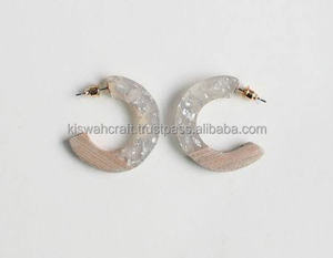 Boucles d'oreilles en résine moderne faites à la main en forme de C avec perle et couleur verte plaqué or unisexe boucle d'oreille pour la fête de mariage - Product Image 2