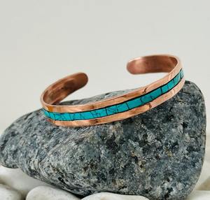 Brazalete de cobre puro con turquesa, malaquita, coral y lapislázuli - Hecho a mano en India por N.S Overseas - Product Image 1