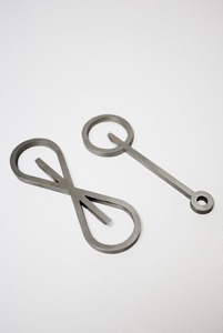 Ouvre-bouteille en métal au design moderne avec finition élégante pour une esthétique contemporaine de cuisine et de bar - Product Image 6