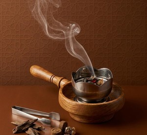 Brûleur à oud en bois de qualité supérieure avec insert métallique et pince, diffuseur de bakhoot islamique fait main, pièce décorative pour une utilisation toute l'année - Product Image 2