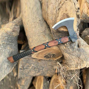 ขวานสไตล์นอร์สเกรดอุตสาหกรรม ผลิตตามสั่ง พร้อมหัวเหล็กมีลวดลายและด้ามไม้ตกแต่งอย่างมีศิลปะ เหมาะสำหรับเป็นของขวัญและของตกแต่ง - Product Image 3