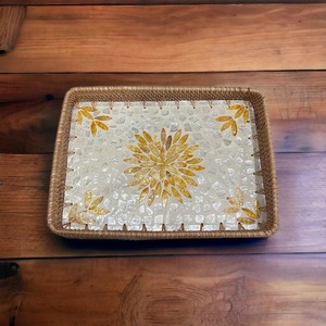 Ensemble de plateaux en rotin avec incrustations de nacre naturelle, faits à la main, pour servir des collations de qualité supérieure et décorer la maison de manière festive - Product Image 5