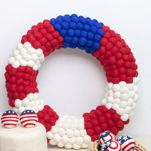 Corona Decorativa Patriótica de Fieltro y Lana para la Puerta Principal, Día de los Caídos y 4 de Julio, con Diseño de Estados Unidos - Product Image 1