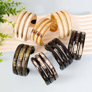 Brazalete de cuerno de Búfalo Blanco y negro hecho a mano para mujer elegante Feng Shui y estilo amor técnica tallada de alta calidad - Product Image 1