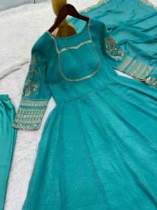 Vestido de seda con bordado de diseño y detalles de codificación, con pantalón y dupatta, completamente cosido, listo para usar. - Product Image 6