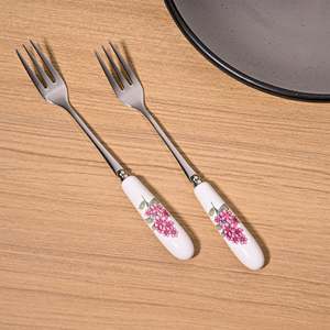 Lot de 2 fourchettes à dessert jetables en métal avec manche en céramique Lilac Bloom pour la maison, le restaurant ou la rentrée scolaire, pour fruits ou dîner - Product Image 4