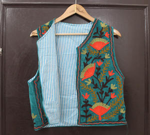 Chaleco de terciopelo floral Suzani bordado sin mangas para mujer, chaleco corto de invierno de algodón con relleno de algodón - Product Image 1