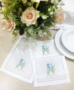 Serviettes de cocktail personnalisées brodées en forme de hippocampe, en coton blanc, avec ourlet festonné, pour la maison, les événements et les bars - Product Image 2