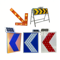 Lampe à led à énergie solaire tableau de direction lumière éclairée signalisation routière led flèche clignotante panneau solaire chevron