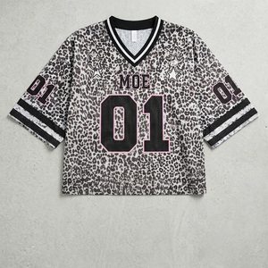 Maillot de football américain surdimensionné en maille respirante à imprimé guépard personnalisé, coupe ample à épaules tombantes, style athleisure à imprimé animal, très demandé - Product Image 4