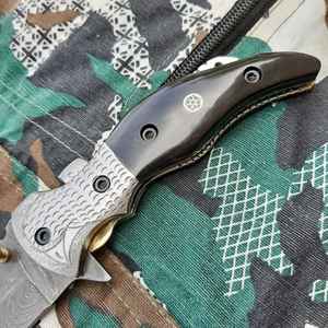 Couteau de chasse Tracker à lame fixe en acier Damas forgé sur mesure, manche en bois, étui inclus, support OEM, couteau de camping - Product Image 1