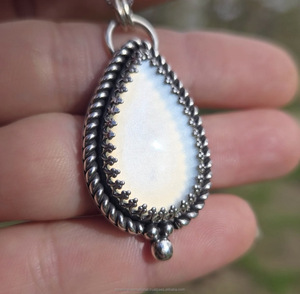 Élégant collier pendentif en pierre de lune blanche fait à la main élégant pendentifs fins et bijoux à breloques pour femmes cadeaux accrocheurs - Product Image 2