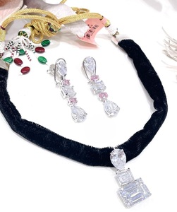 Ensemble de collier et boucles d'oreilles de créateur en argent plaqué de qualité supérieure, idéal pour les mariages, les fêtes et les occasions spéciales. - Product Image 3