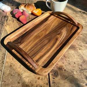 Bandeja de servir de madera hecha a mano con asas de aluminio: Decoración rústica grabada para el hogar - Product Image 5