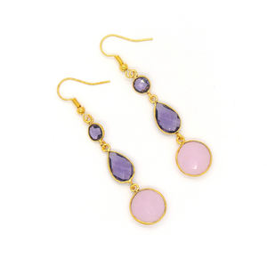 Boucles d'oreilles pendantes en améthyste violette et calcédoine rose |   Bijoux faits à la main de style bohème pour mariage, plaqués or 18 carats en laiton - Product Image 1