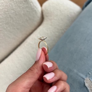 Anillo de Compromiso Moderno con Diamante Cultivado en Laboratorio, Corte Pera, Media Engaste, Minimalista, Solitario, Oro Amarillo de 18K, Certificado IGI, 1.6mm, para Mujer - Product Image 3