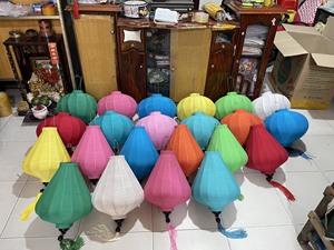 Farol de seda morado, artesanía de Hoi An, Vietnam, farol de tela hecho a mano, pantalla colgante para decoración de interiores, exteriores, hogar, festivales y eventos. - Product Image 3