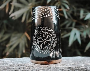 Jarra de cerveza artesanal de cuerno de búfalo con runas nórdicas y diseño de dragón, recipiente tradicional para beber, regalo para adultos. - Product Image 1