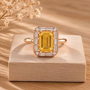Bague de fiançailles solitaire en or massif 10k 14k 18k avec diamant de laboratoire taille émeraude, design halo et serti pavé d'accentuations de diamants de laboratoire - Product Image 1