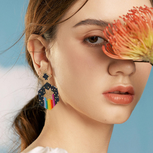 Vente en gros de boucles d'oreilles bohèmes de haute qualité en perles MIYUKI, bijoux tissés en forme d'étoile hexagonale arc-en-ciel pour femmes - Product Image 6