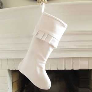 Chaussette de Noël en tricot torsadé blanc cassé avec bordure étoile brodée rouge, à suspendre au foyer, pochette cadeau pour les fêtes de famille - Product Image 2