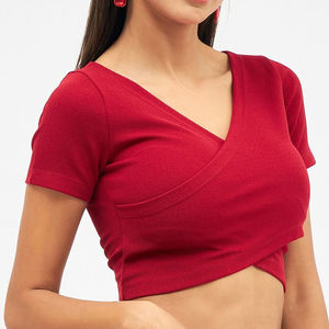 Notre usine OEM produit des designs de t-shirts crop top en coton pour femmes de haute qualité, avec des tissus doux, destinés aux détaillants professionnels. - Product Image 1