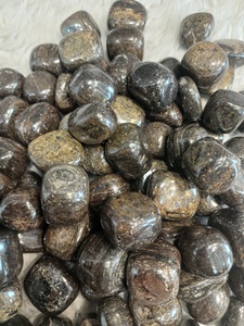 Pierre de bronzite polie, aux tons bronze terreux, lueur métallique subtile, forme arrondie lisse, texture raffinée pour les amateurs de minéraux. - Product Image 1