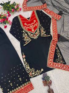 Traje Salwar de Algodón Negro de Lujo con Contraste Rojo y Bordado Pesado de Zari Dorado, Kurti Corto con Pecho Plisado y Pantalón Patiala Ancho para Fiesta de Verano - Product Image 4