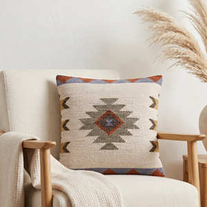 Housse de coussin Kilim Aztec bleu marine pour canapé, décoration bohème, côtière et contemporaine pour salon - Product Image 6