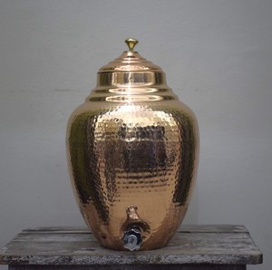 Nuevo Diseño, Dispensador de Agua de 12L con Acabado Dorado, Hecho a Mano, de Grado Comercial, 100% Cobre, Exportador de Bebidas de la India - Product Image 1