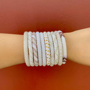 กำไลข้อมือถักโครเชต์ประดับลูกปัดแก้วสีขาวครีมทอง งานถักเชือกแบบท่อ สำหรับผู้หญิง สวมใส่ในงานแต่งงาน งานปาร์ตี้ - Product Image 1