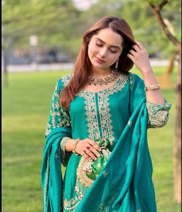 Magnifique ensemble de tenue ethnique pour femme en soie Chinon, comprenant une tunique artisanale à cordon, un pantalon ample et une écharpe ornée et scintillante, idéal pour les cérémonies. - Product Image 4