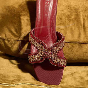 Sandalias Personalizables de Terciopelo Color Granate Oscuro con Suela Antideslizante y Tiras Cruzadas Hechas a Mano con Cuero Genuino - Product Image 6