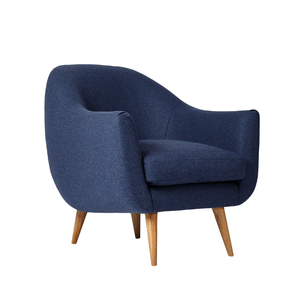 Un fauteuil de style Mid-Century Modern, recouvert de tissu bleu, avec des accoudoirs incurvés et des pieds en bois inclinés. - Product Image 1