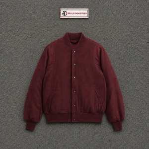 แจ็คเก็ตวาร์ซิตี้สีแดงเลือดหมูพรีเมียม ดีไซน์เรียบง่ายสไตล์บอมเบอร์ แรงบันดาลใจจากกีฬา เหมาะสำหรับใส่ทุกวัน ผลิตจากผ้าฝ้ายผสมโพลีเอสเตอร์ คอปกพับได้ - Product Image 5