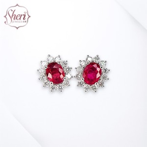 Boucles d'oreilles clous classiques en or blanc massif 18 carats pour femme, style Diana, forme ovale, halo, serties de rubis naturels et de diamants, parfaits pour un anniversaire - Collection Sheri Jewels - Product Image 1