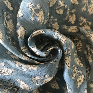 Tela de algodón estampada a mano – Base azul índigo con estampado floral Buti blanco, tradicional india - Product Image 2