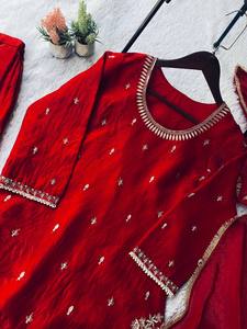 Ensemble de costume Sharara brodé rouge pour femmes avec dupatta |   Vêtements ethniques de créateurs pour mariages et fêtes - Product Image 6
