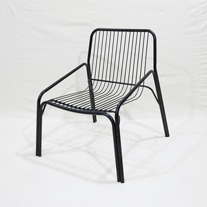 Chaise de jardin moderne en métal avec accoudoirs, pieds effilés, mobilier d'extérieur au design contemporain, durable et empilable, pour terrasse - Product Image 5