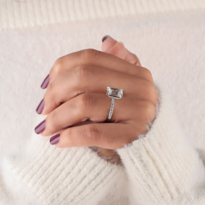 Bague de fiançailles pavée de diamants de laboratoire taille émeraude en or blanc massif 14 carats, bague de mariage en diamant CVD, bague en diamant de laboratoire certifiée IGI - Product Image 4