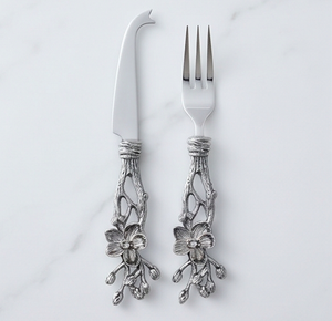 Ensemble couteau et fourchette à gâteau en métal, design floral, finition mate, parfait pour les mariages et l'usage domestique. - Product Image 1