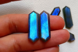 Piedra preciosa de labradorita azul fuego, hexagonal, facetada, con reverso plano, forma alargada, suelta, para la fabricación de joyas, colgantes y manualidades. - Product Image 5