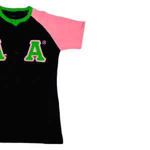 Camiseta negra de manga corta con cuello redondo y letras A bordadas en verde y rosa, de corte regular, informal, de punto para hombre. - Product Image 4