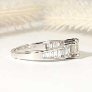 Anillo de Compromiso con Diamante Cultivado en Laboratorio con Corte Asscher y Baguette, Certificado por IGI, en Oro Sólido de 14K, Anillo de Aniversario de Media Eternidad en Platino - Product Image 3