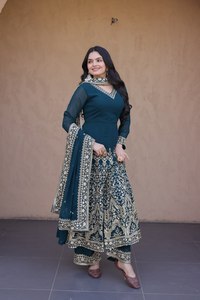 Conjunto de Vestido, Pantalón y Dupatta con Bordado Floral y Lentejuelas, Completamente Cosido, con Forro de Algodón, Diseño de Cuello en V (PZ 1254) - Product Image 6