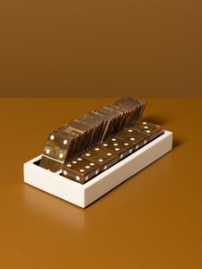 Jeu de dominos en résine avec tuiles brunes et points blancs dans une boîte de rangement, pièces de jeu d'art faites à la main, collection de dominos en résine - Product Image 2