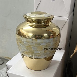 Urnes funéraires haut de gamme en nacre pour cendres humaines, urne en laiton avec incrustation de nacre, urnes à cendres en laiton fabriquées à la main en Inde - Product Image 2