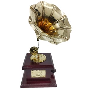 Escultura en Miniatura de Gramófono de Latón Vintage Aqdus Saleem |   Expositor de Mesa Artesanal, Ecológico y Duradero - Product Image 1