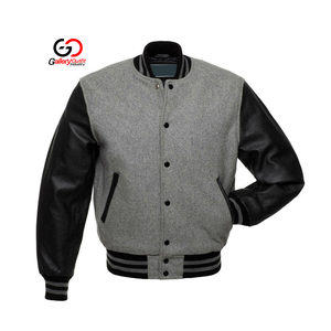 Veste universitaire en laine grise à prix de gros, manches en PU noir, col montant à boutons-pression, style baseball - Product Image 1